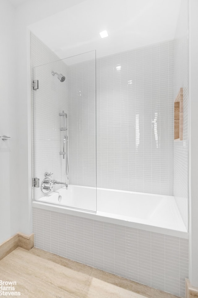 bathroom with tiled shower / bath