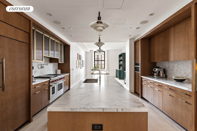 100 Barclay St Unit 20B, New York City, NY 10007 - kitchen featuring double oven range, backsplash, a center island with sink, modern cabinets, and recessed lighting