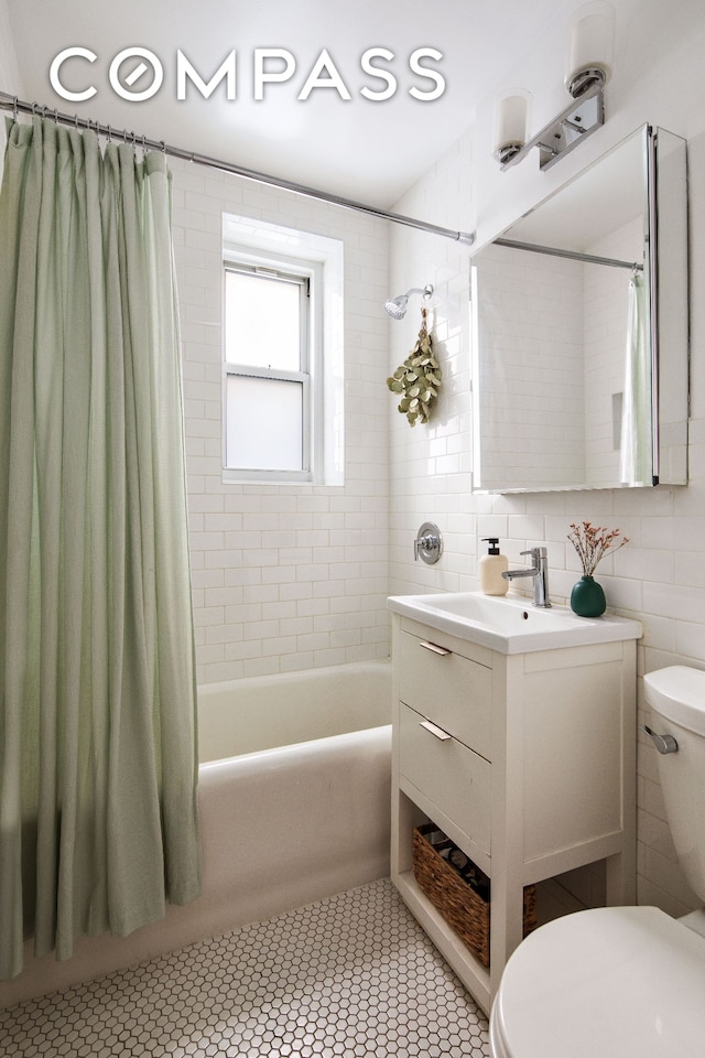 30 Clinton St Unit 1E, New York City, NY 11201 - full bath featuring toilet, vanity, shower / tub combo, and tile walls