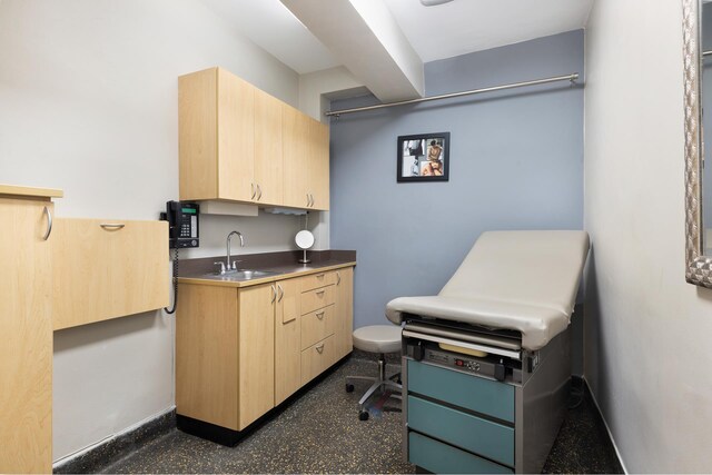895 Park Ave Unit 1B, New York City, NY 10075 - laundry room featuring a sink and baseboards
