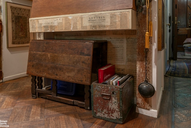 detailed view of baseboards