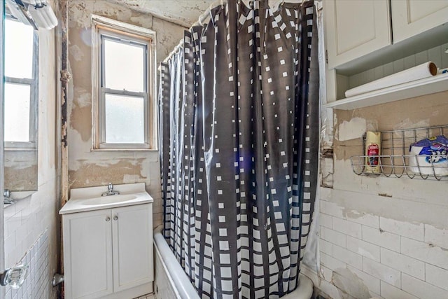 full bathroom featuring shower / bath combo with shower curtain and vanity