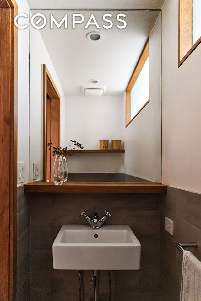 bathroom featuring a sink