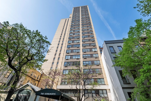 view of apartment building / complex