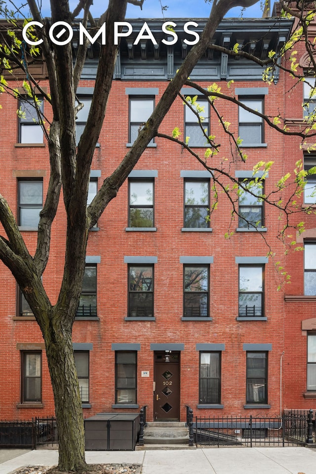 view of apartment building / complex