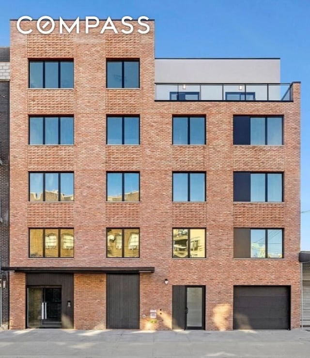 view of apartment building / complex