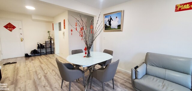 dining space with light wood-style flooring, recessed lighting, and baseboards