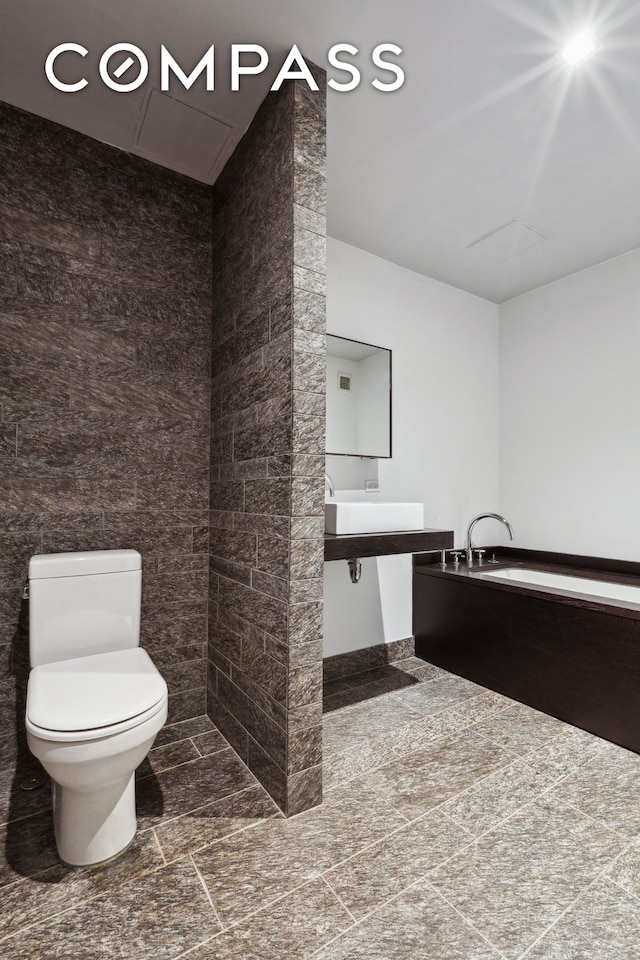 20 Pine St Unit 2905, New York City, NY 10005 - full bath featuring toilet and a garden tub