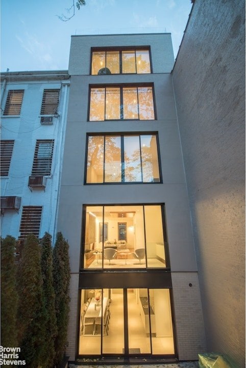 251 E 61st St, New York City, NY 10065 - view of back of property