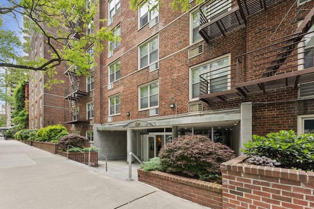 view of apartment building / complex
