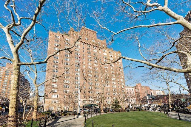 view of apartment building / complex
