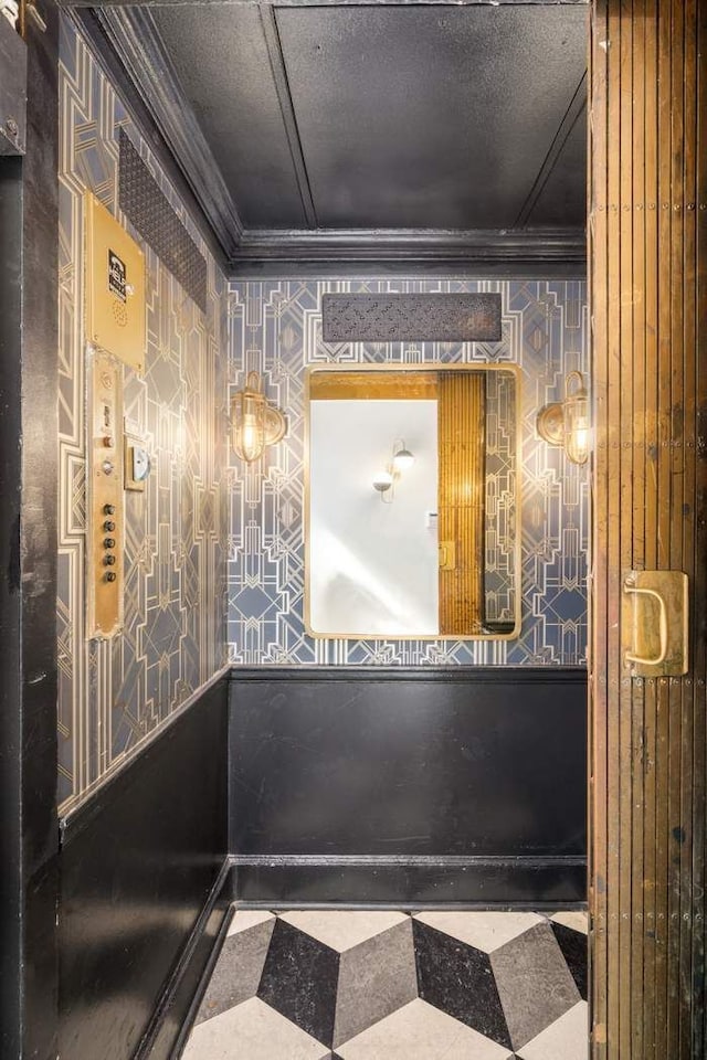 243 E 17th St, New York City, NY 10003 - reception featuring crown molding and wallpapered walls