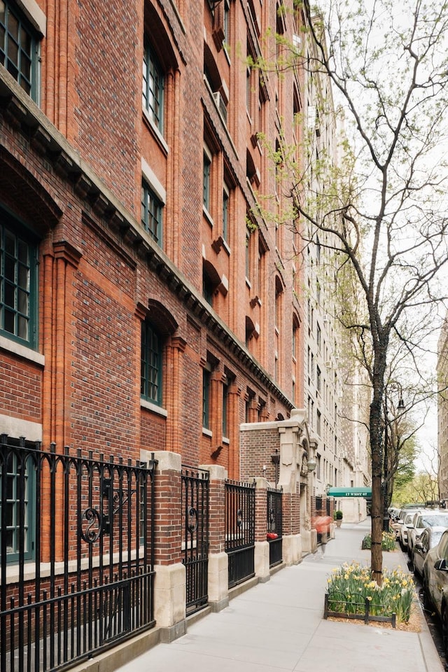 view of apartment building / complex