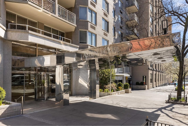 view of apartment building / complex