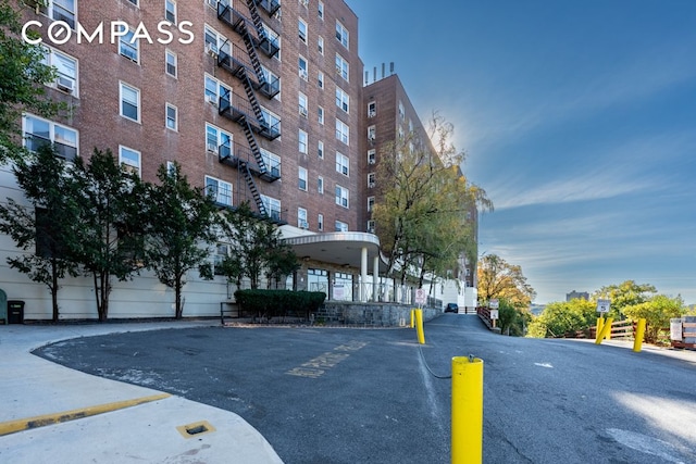 view of apartment building / complex