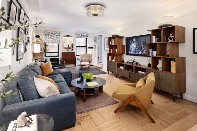 living area with crown molding and baseboards