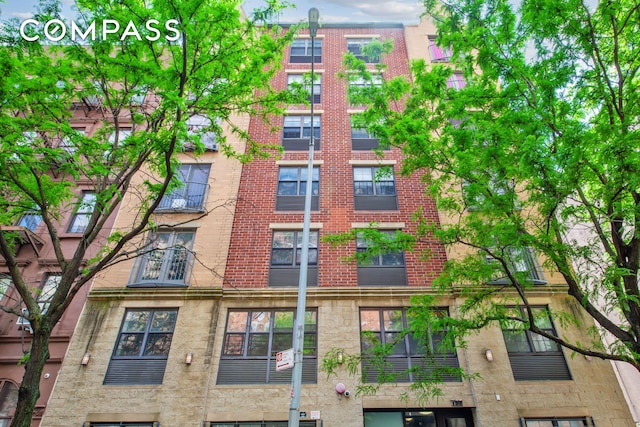 view of apartment building / complex