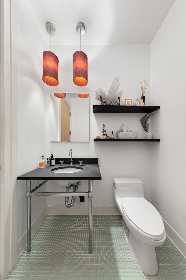 70 Washington St Unit 9A, New York City, NY 11201 - bathroom featuring baseboards, a sink, toilet, and tile patterned flooring