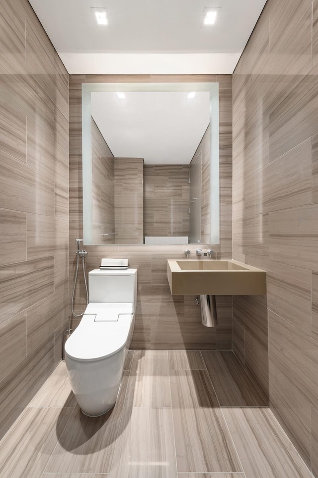 49 Chambers St Phb, Phb, New York City, NY 10007 - bathroom featuring tile walls