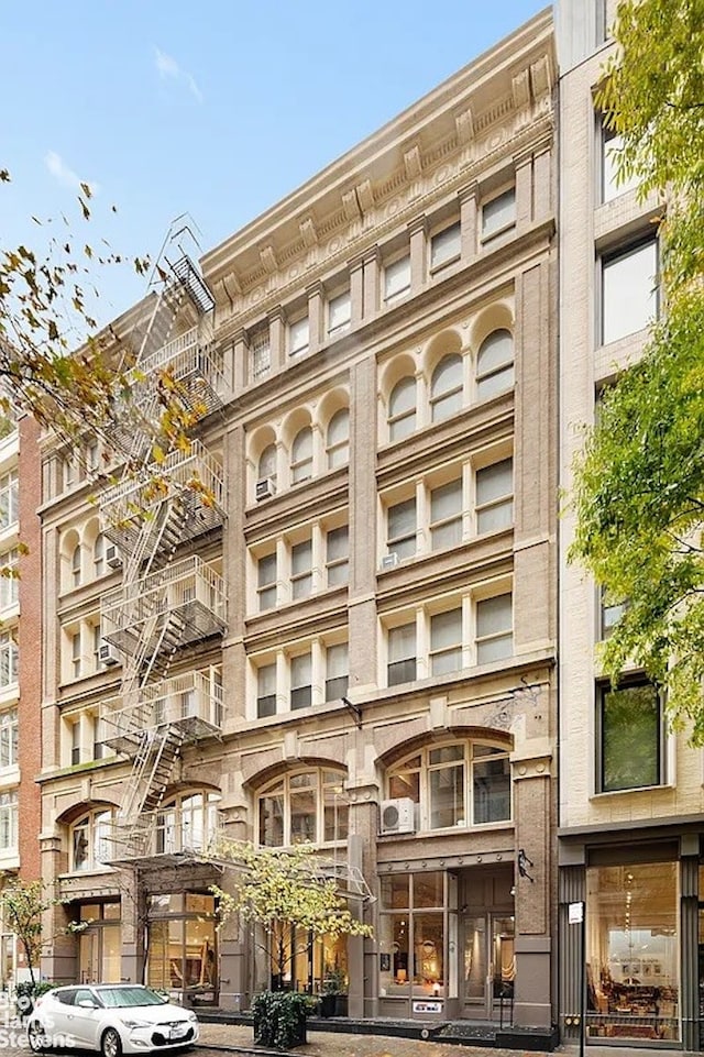 view of apartment building / complex