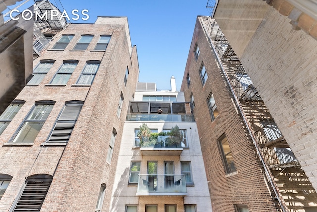view of apartment building / complex
