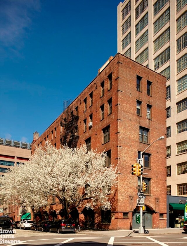 135 Hudson St Unit 6F, New York City, NY 10013 - view of apartment building / complex