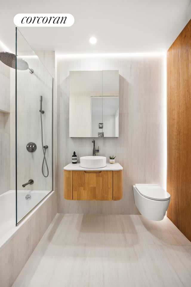 full bathroom with tiled shower / bath, toilet, and vanity