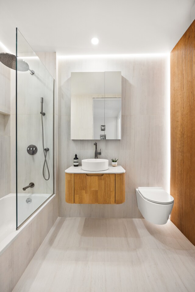 full bath with tiled shower / bath, toilet, and vanity
