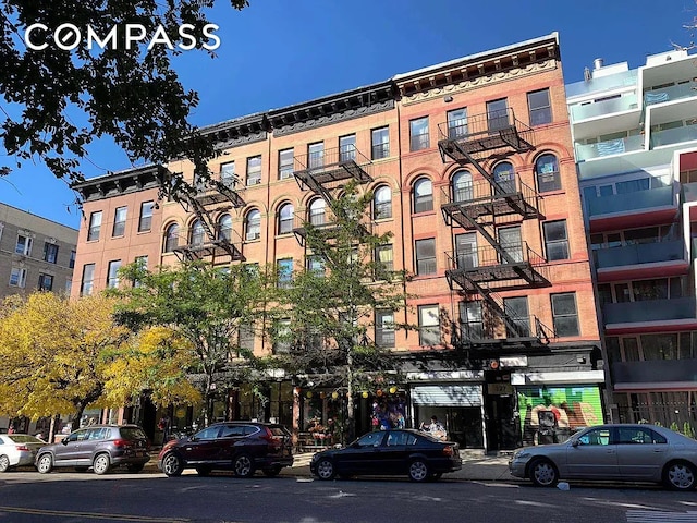 view of apartment building / complex