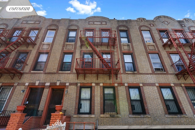 view of apartment building / complex