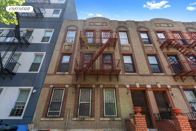 view of apartment building / complex