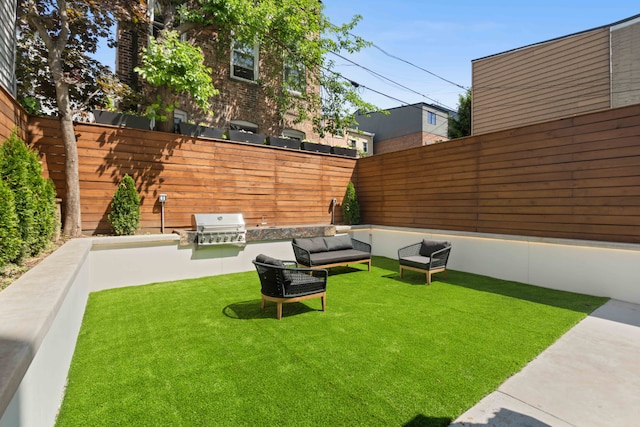 view of yard featuring an outdoor living space