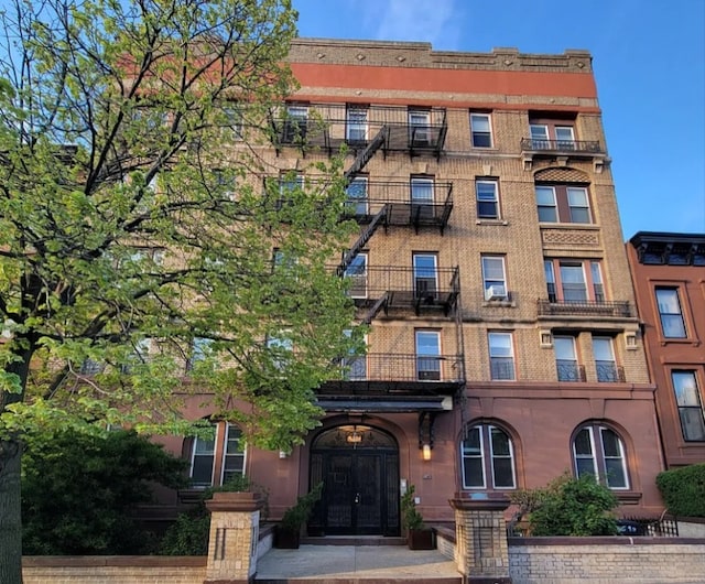 view of apartment building / complex