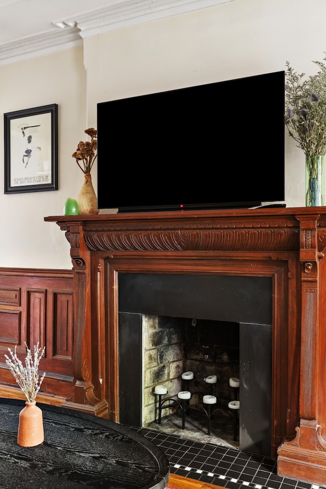 detailed view of crown molding