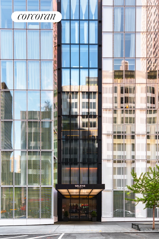 view of apartment building / complex
