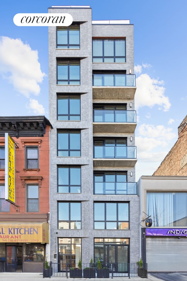 view of apartment building / complex