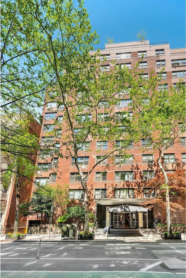 view of apartment building / complex