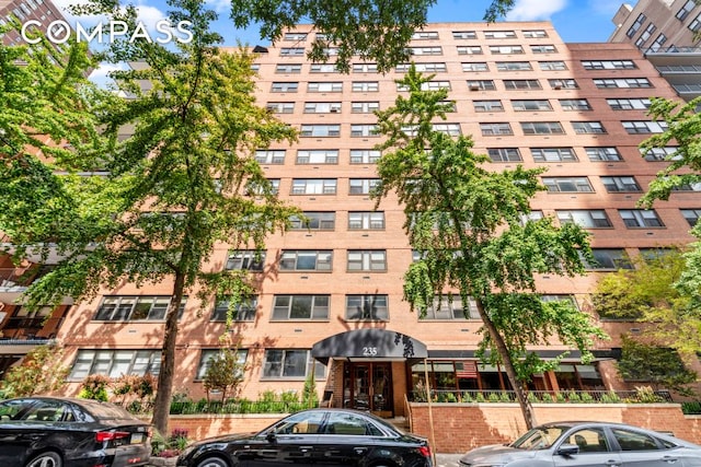 view of apartment building / complex