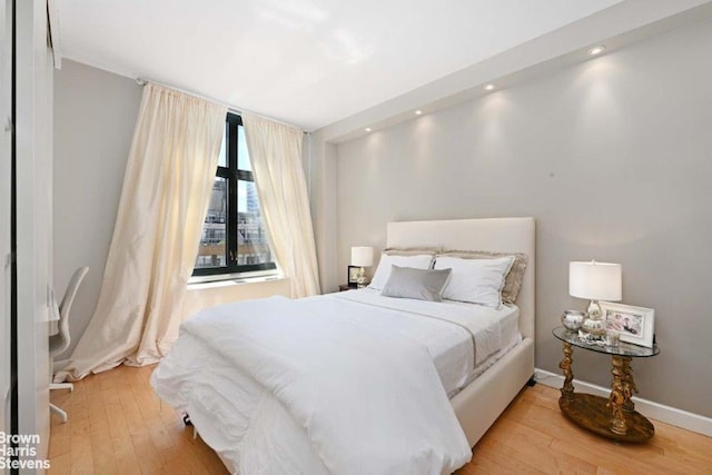 188 E 70th St Unit 16B, New York City, NY 10021 - bedroom featuring light wood-style flooring, recessed lighting, and baseboards
