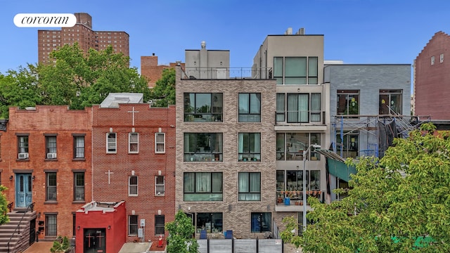 view of apartment building / complex