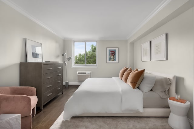 625 Main St Unit 834, New York City, NY 10044 - bedroom featuring crown molding, wood finished floors, a wall unit AC, and baseboards