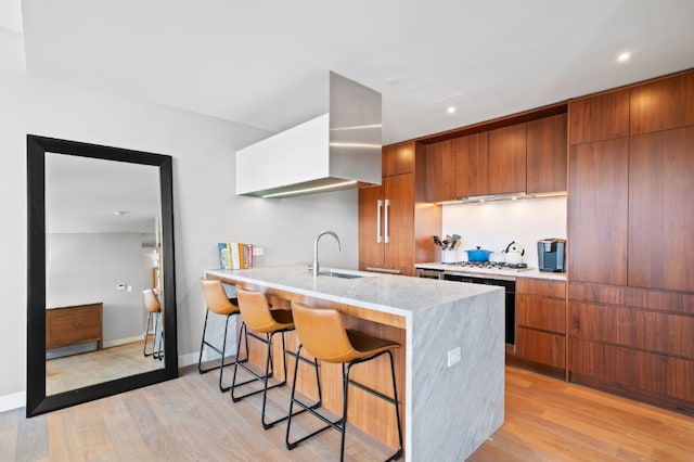 21-30 44th Dr Unit 7C, New York City, NY 11101 - kitchen featuring a sink, oven, modern cabinets, a kitchen bar, and recessed lighting
