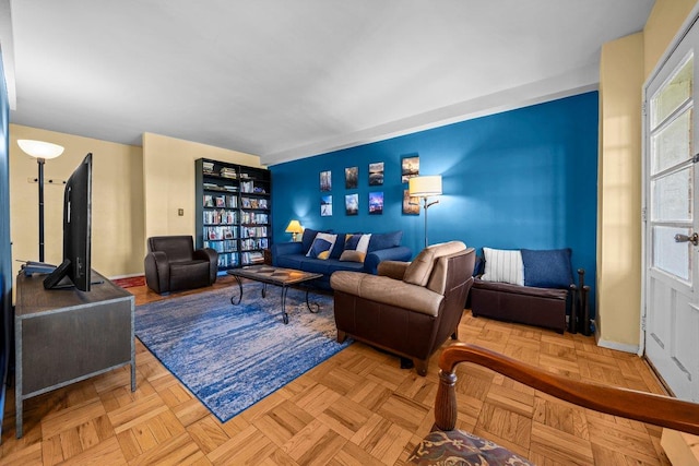 5500 Fieldston Rd Unit 7Ee, New York City, NY 10471 - living room featuring baseboards