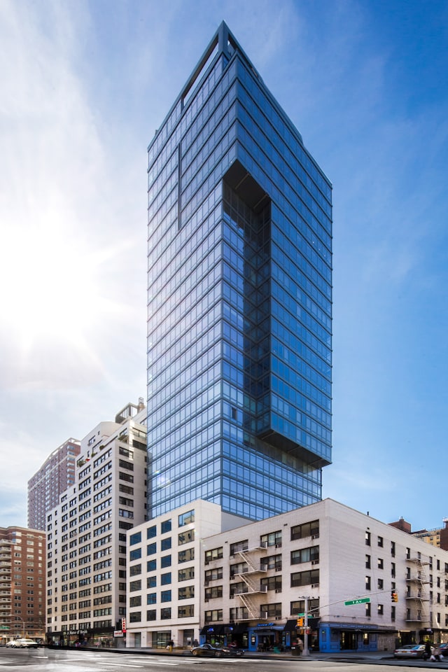 1355 1st Ave Unit 11Fl, New York City, NY 10021 - view of property with a city view