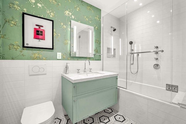 30 Main St Unit 11F, New York City, NY 11201 - full bath with tiled shower / bath combo, vanity, tile walls, toilet, and wallpapered walls