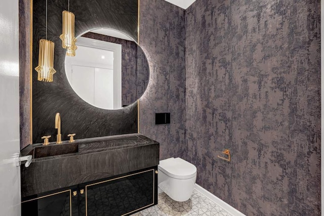 30 Main St Unit 11F, New York City, NY 11201 - half bath featuring toilet, vanity, baseboards, and wallpapered walls