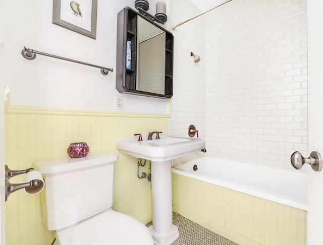 940 Fulton St Unit 3B, New York City, NY 11238 - full bath featuring wainscoting and tiled shower / bath combo