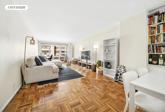 201 E 37th St Unit 4Fg, New York City, NY 10016 - living room featuring baseboards