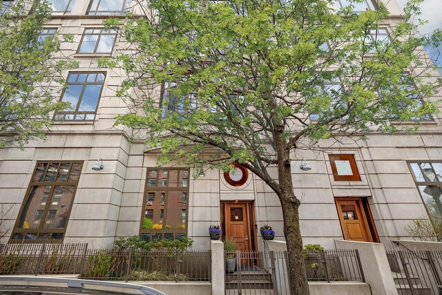 1 Morton Sq Unit Th3, New York City, NY 10014 - view of property with a fenced front yard