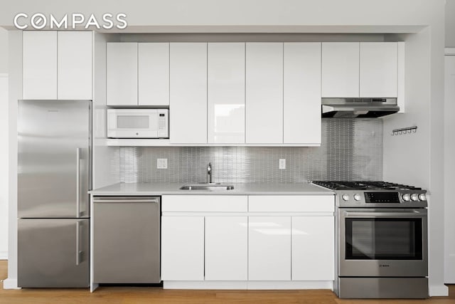 195 Hawthorne St Unit 5E, New York City, NY 11225 - kitchen featuring stainless steel appliances, under cabinet range hood, and modern cabinets
